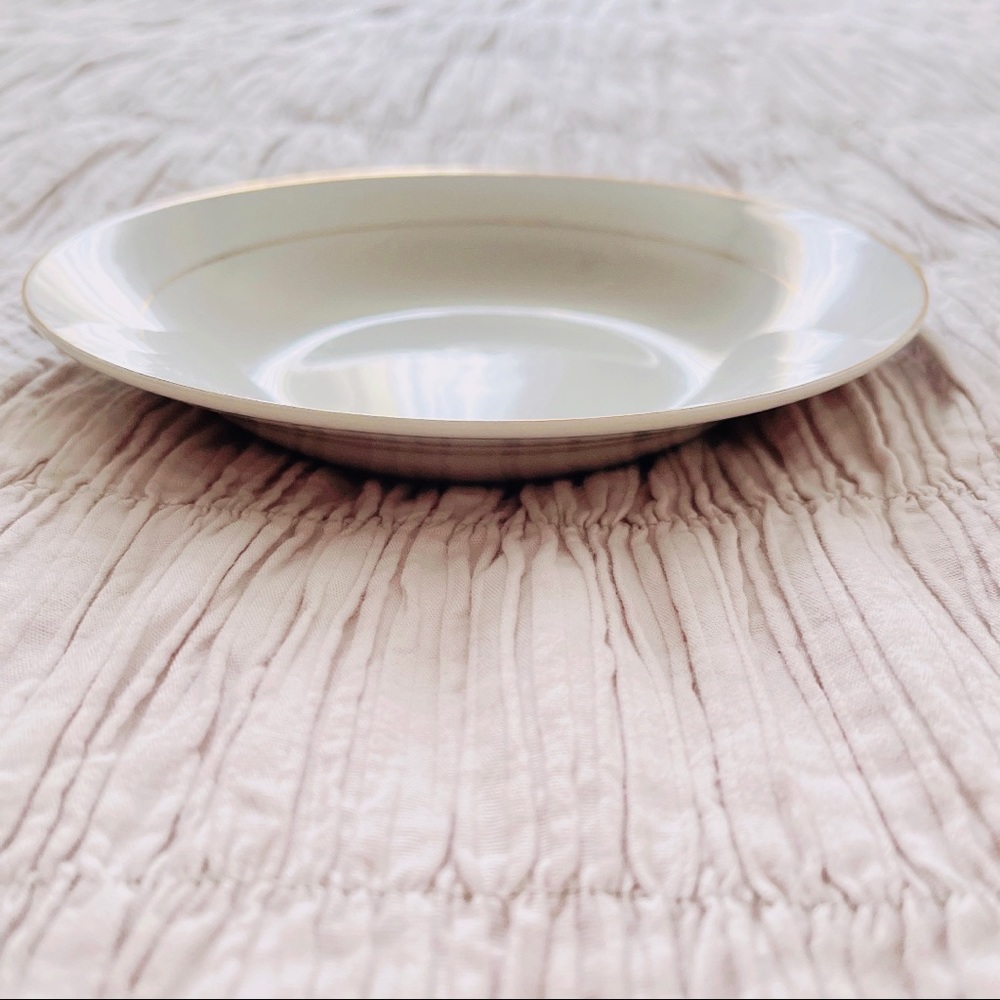 Porcelain Plate With Gold Rim - Picture 3 of 7